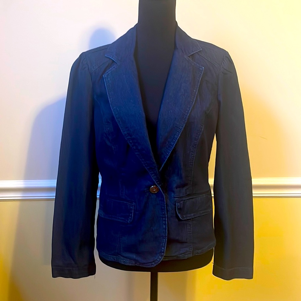 NWT - Baccini Women’s fitted dark denim blazer.